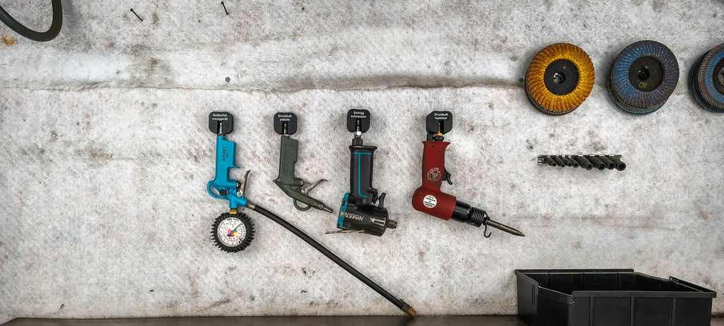 Druckluftgerätehalter mit wechselbarer Beschriftung