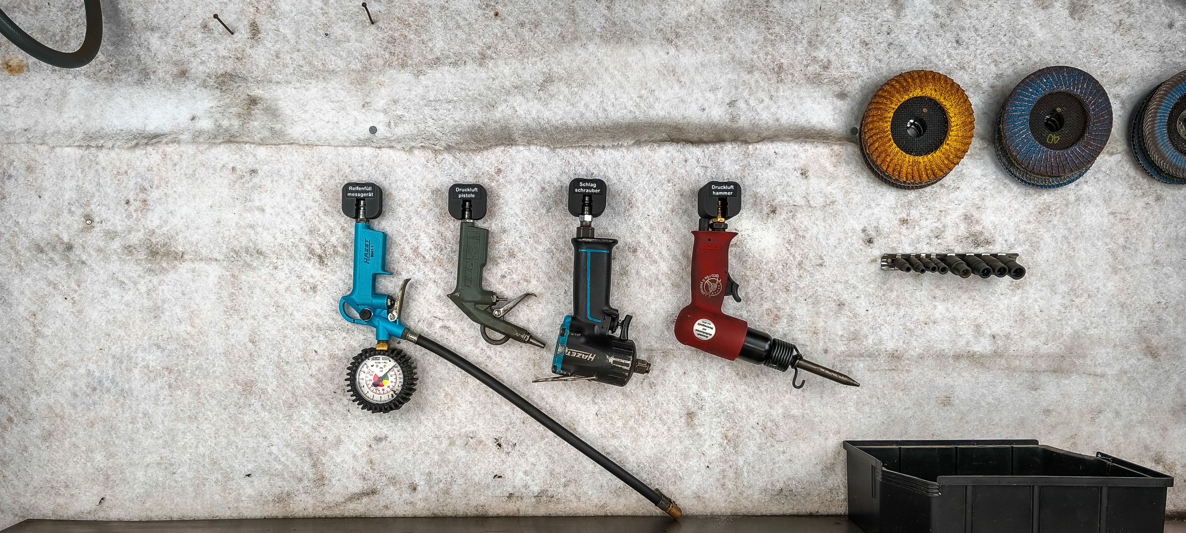 Druckluftgerätehalter mit wechselbarer Beschriftung